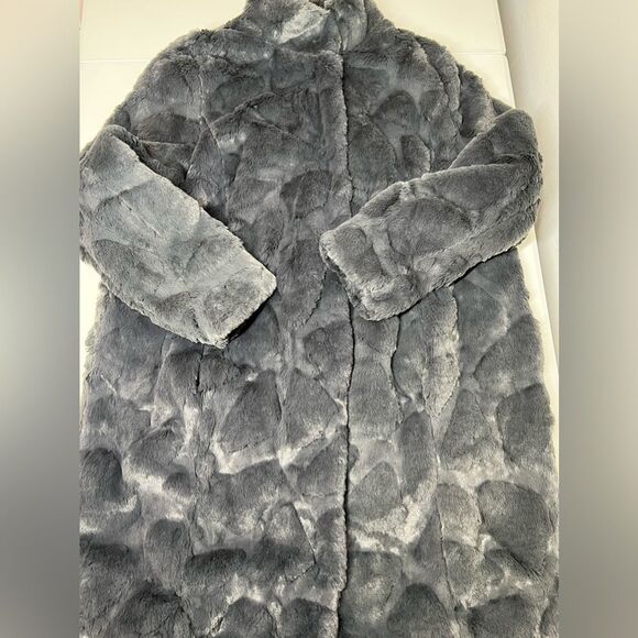 Elegant Gray Faux Fur Coat - Picture 4 of 13